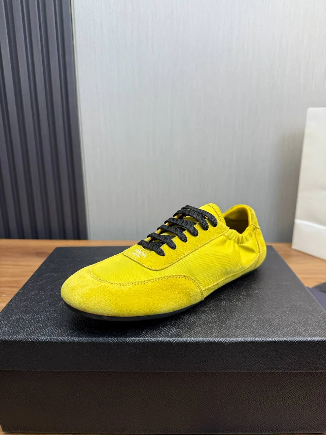 Men's shoes 💰600💰 PRADA 2025 Early Spring Collapse New Couple Style Sports Shoes Moral Training Shoes The name Collapse comes from the fact that it can be easily put on and taken off with bare hands. The light and comfortable features make it more relaxed and casual. The side elastic design can be worn twice! Super comfortable catwalk sneakers, as light and thin as ballet slippers, as comfortable as sneakers, comfortable and super light on the feet. Fabric: nubuck leather spliced ​​with nylon cloth. Silk cowhide foot pads. Size: Women's code 35/40 Men's code 39/45